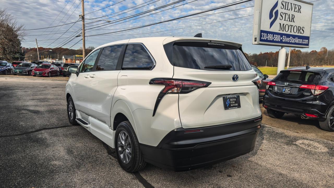 2024 Toyota Sienna LE WHEELCHAIR ACCESSIBLE Tallmadge OH