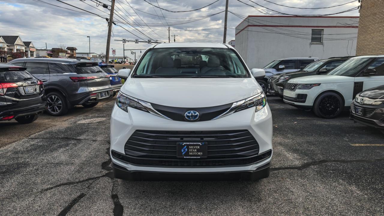 2024 Toyota Sienna LE WHEELCHAIR ACCESSIBLE