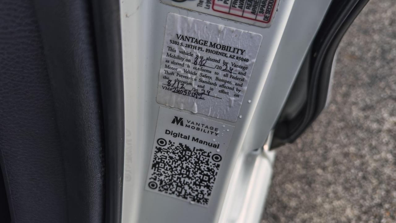 2024 Toyota Sienna LE WHEELCHAIR ACCESSIBLE Tallmadge OH