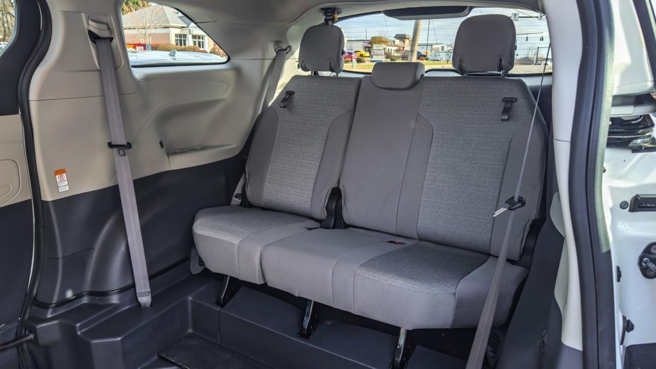 2024 Toyota Sienna LE WHEELCHAIR ACCESSIBLE Tallmadge OH