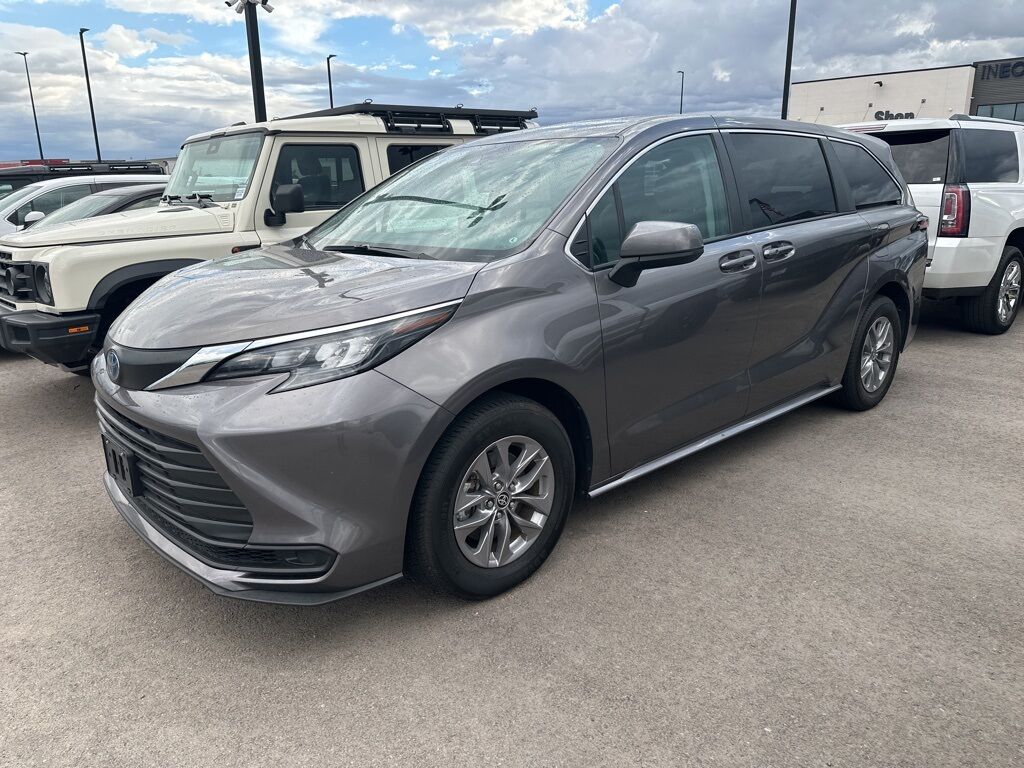 2024 Toyota Sienna LE photo 3
