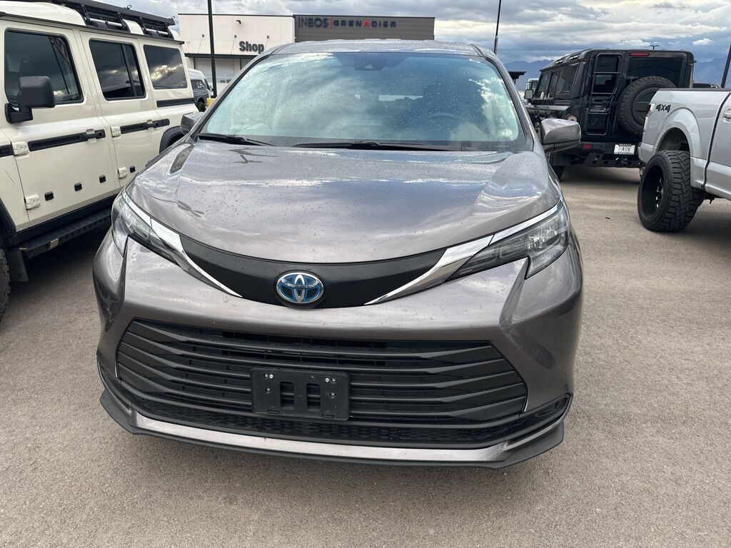 2024 Toyota Sienna LE photo 2