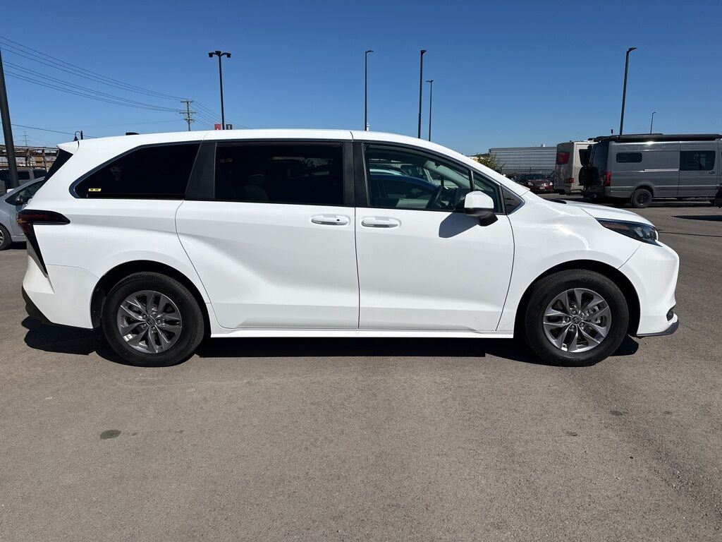 2024 Toyota Sienna LE