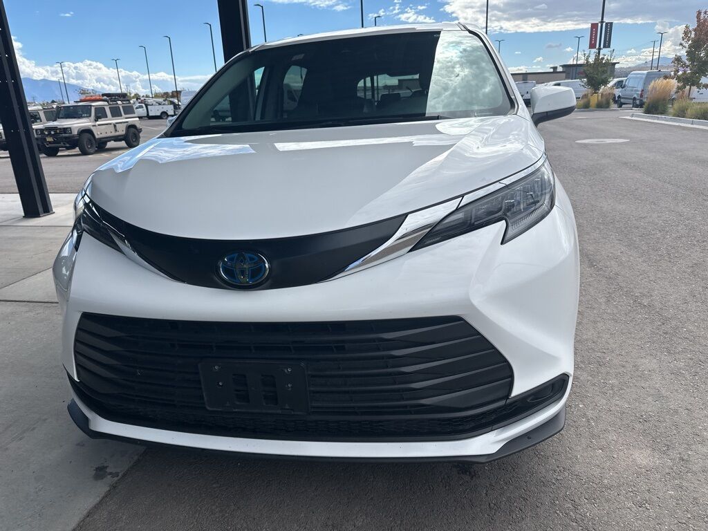 2024 Toyota Sienna LE photo 3
