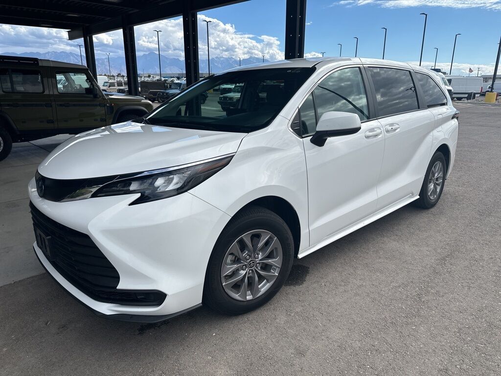 2024 Toyota Sienna LE photo 2