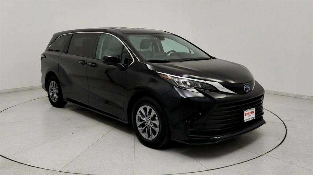 2024 Toyota Sienna LE