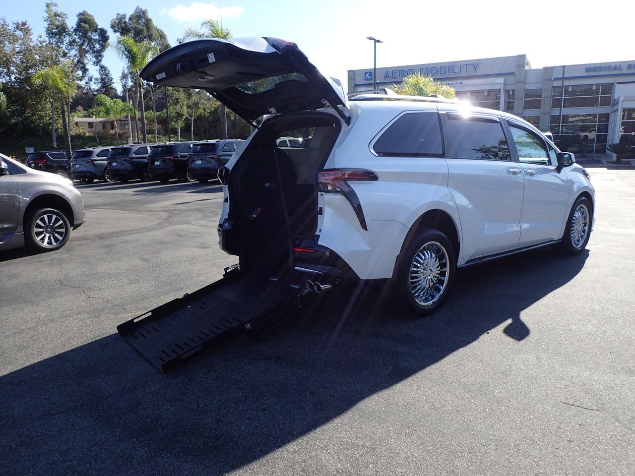 2024 Toyota Sienna Platinum