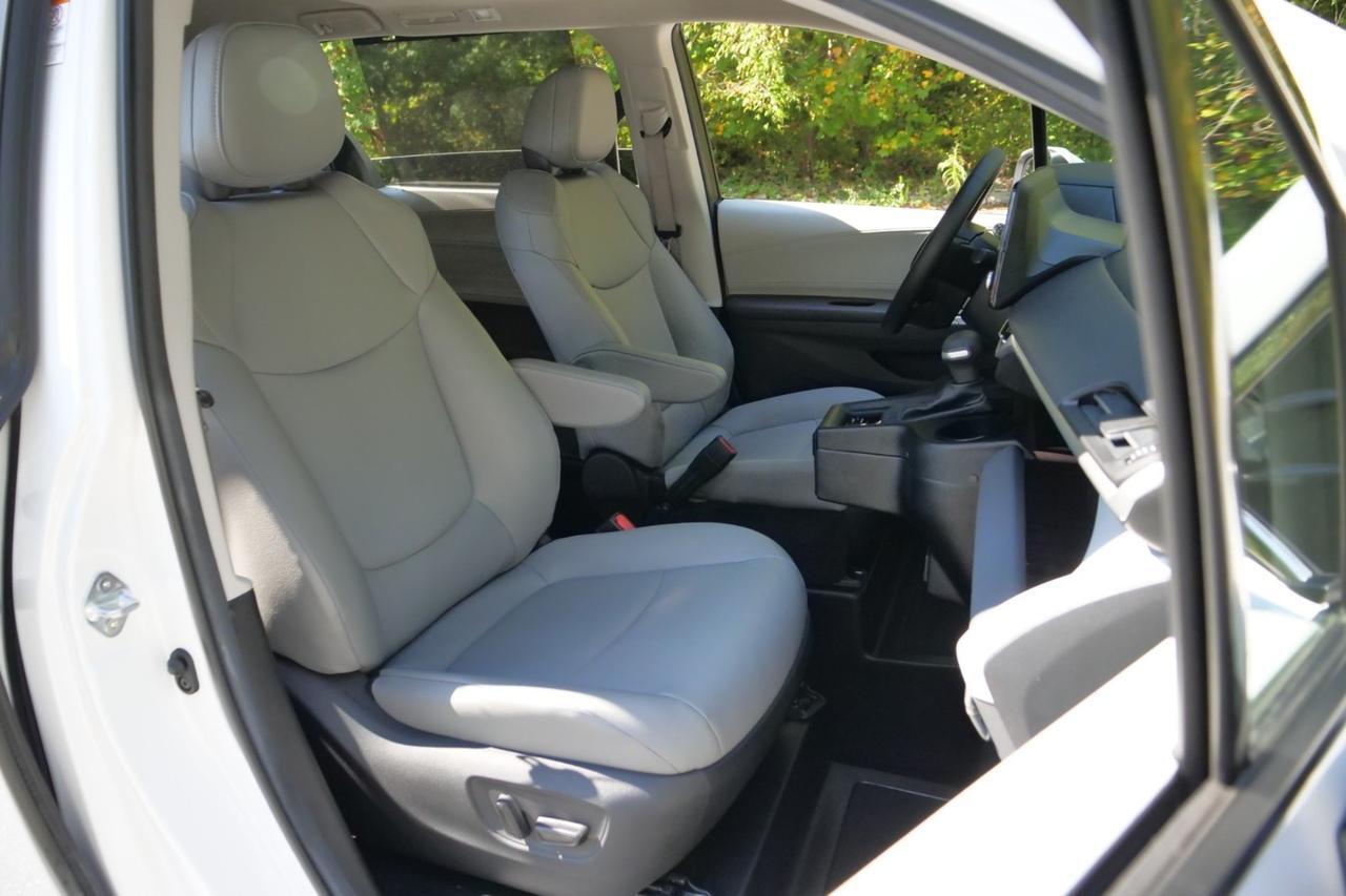 2024 Toyota Sienna XLE Plus / BraunAbility Wheelchair Accessible Van / Power Ramp Lincolnton NC