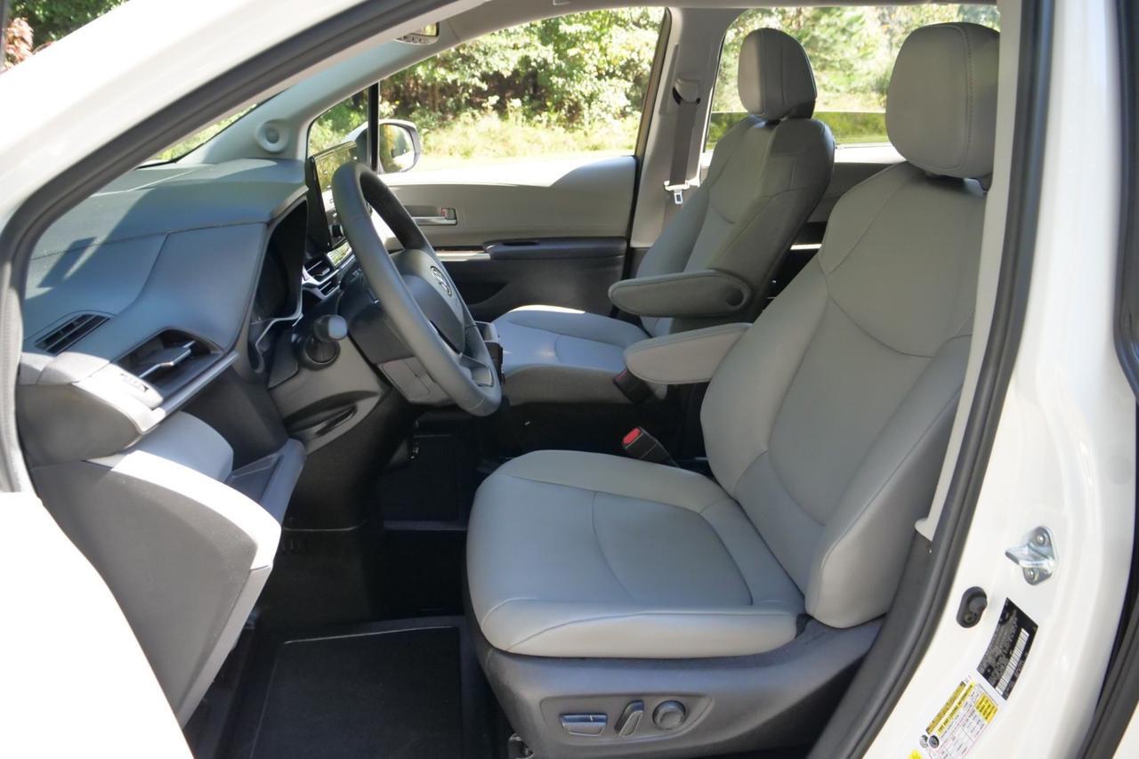 2024 Toyota Sienna XLE Plus / BraunAbility Wheelchair Accessible Van / Power Ramp Lincolnton NC