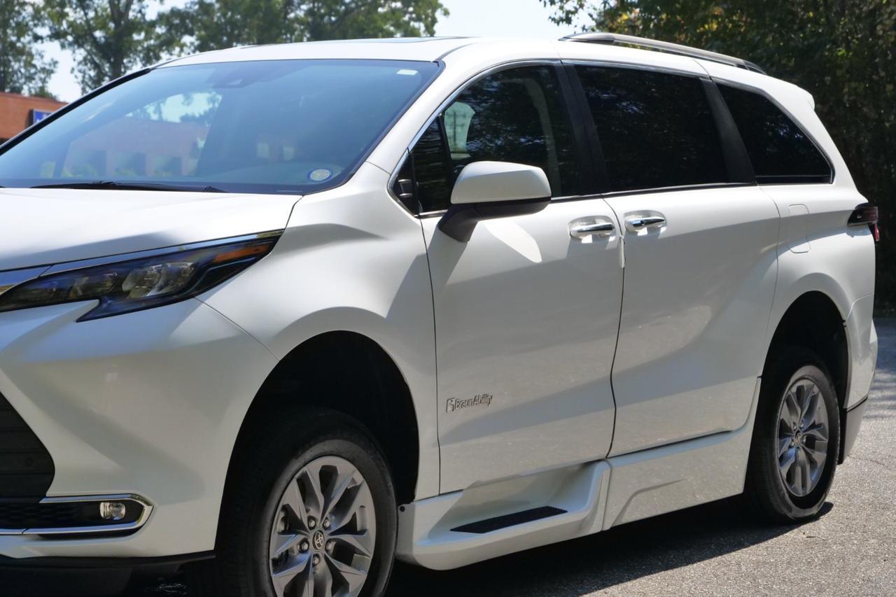 2024 Toyota Sienna XLE Plus / BraunAbility Wheelchair Accessible Van / Power Ramp Lincolnton NC