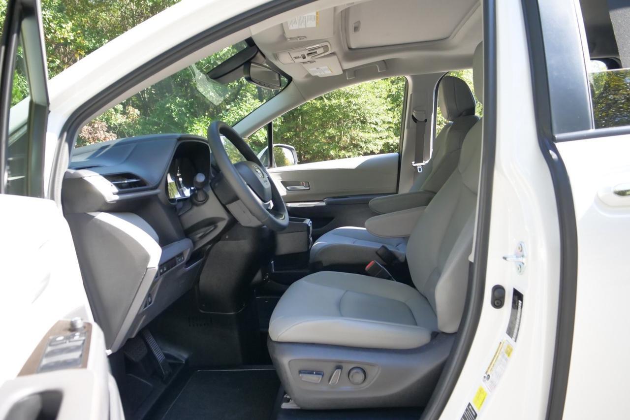 2024 Toyota Sienna XLE Plus / BraunAbility Wheelchair Accessible Van / Power Ramp Lincolnton NC