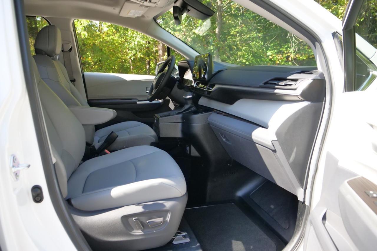 2024 Toyota Sienna XLE Plus / BraunAbility Wheelchair Accessible Van / Power Ramp Lincolnton NC