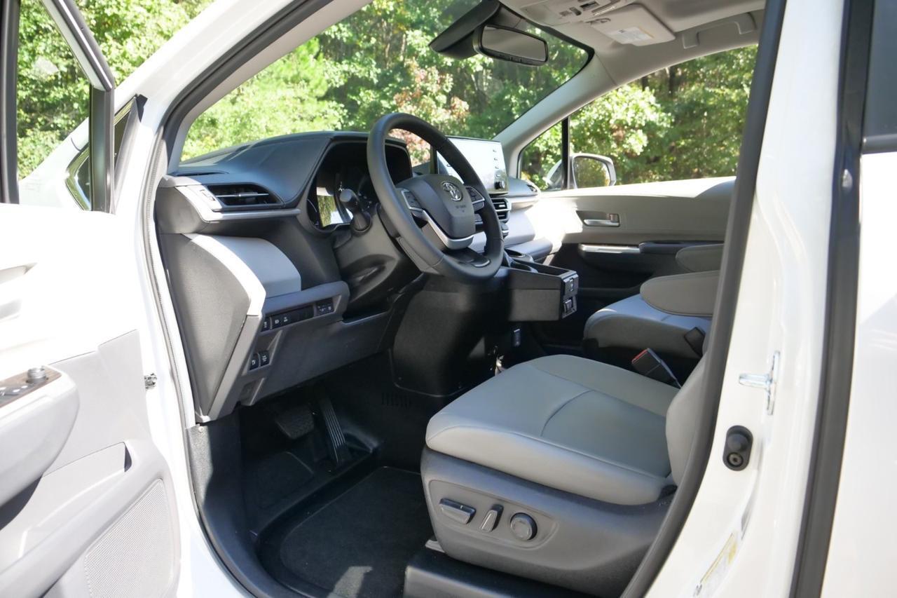 2024 Toyota Sienna XLE Plus / BraunAbility Wheelchair Accessible Van / Power Ramp Lincolnton NC