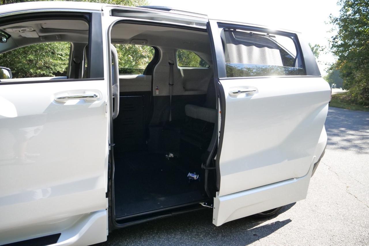2024 Toyota Sienna XLE Plus / BraunAbility Wheelchair Accessible Van / Power Ramp Lincolnton NC