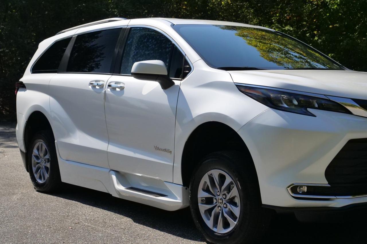 2024 Toyota Sienna XLE Plus / BraunAbility Wheelchair Accessible Van / Power Ramp Lincolnton NC