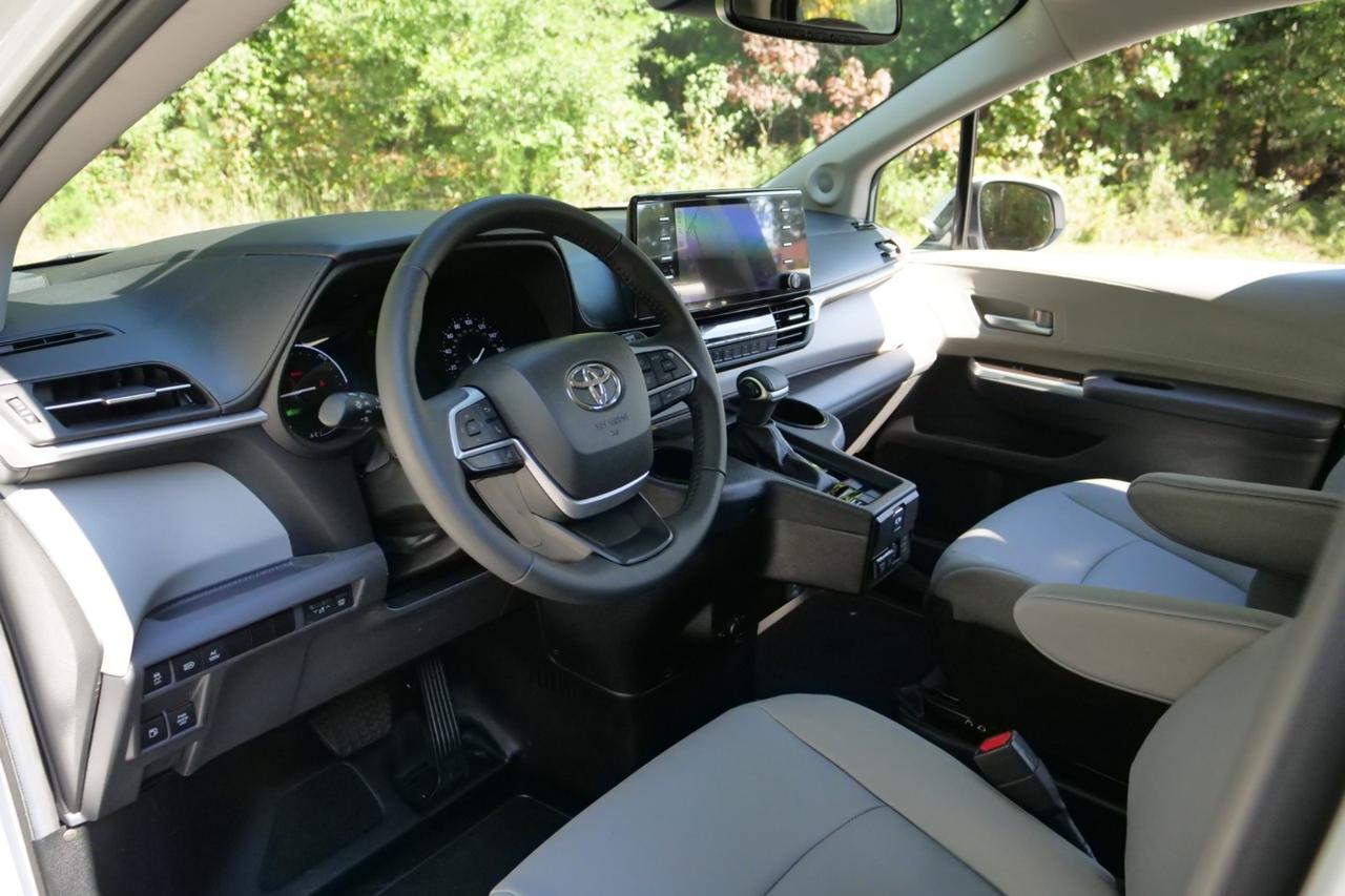 2024 Toyota Sienna XLE Plus / BraunAbility Wheelchair Accessible Van / Power Ramp Lincolnton NC