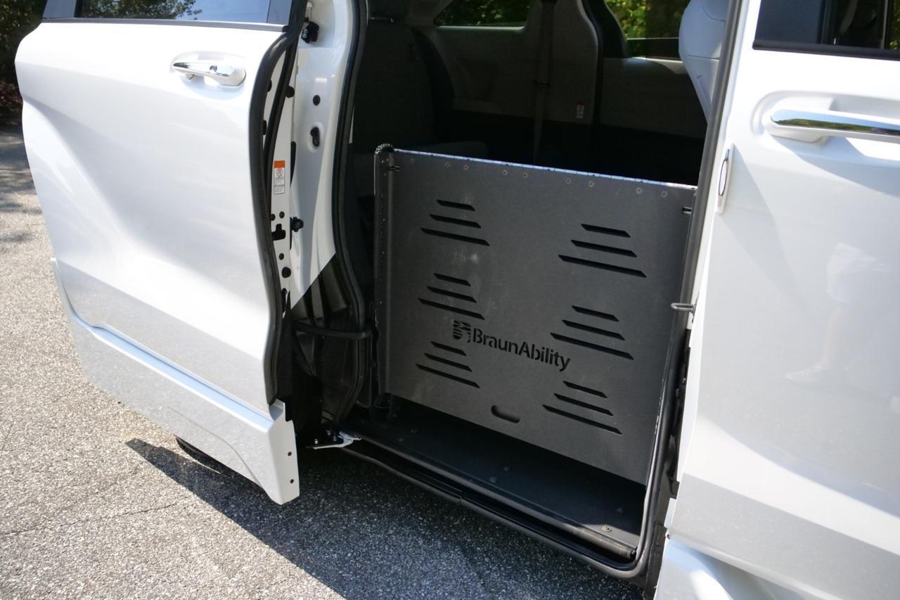 2024 Toyota Sienna XLE Plus / BraunAbility Wheelchair Accessible Van / Power Ramp Lincolnton NC