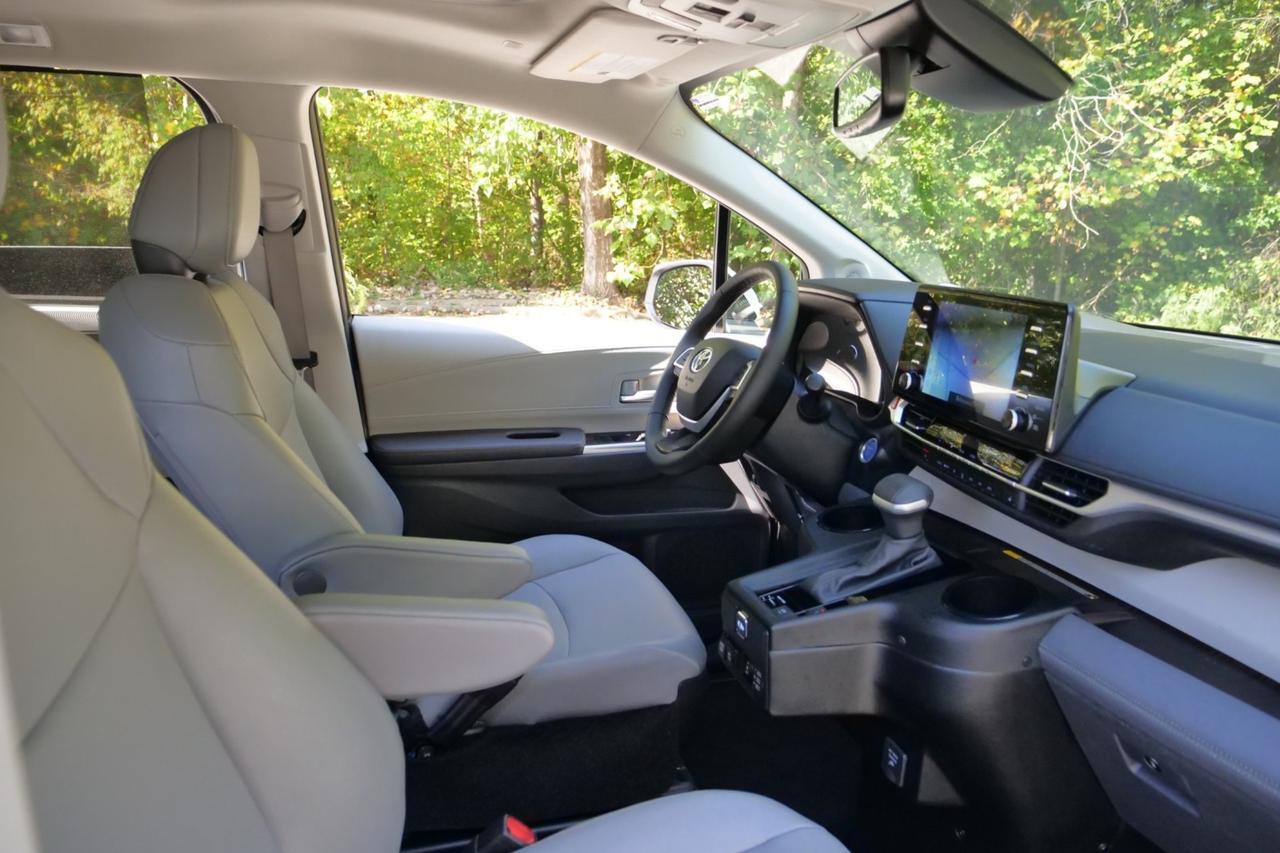 2024 Toyota Sienna XLE Plus / BraunAbility Wheelchair Accessible Van / Power Ramp Lincolnton NC