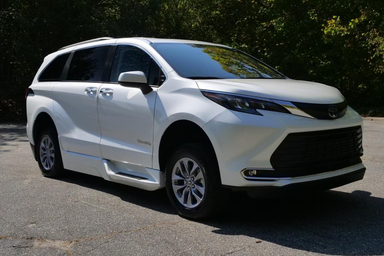 2024 Toyota Sienna XLE Plus / BraunAbility Wheelchair Accessible Van / Power Ramp Lincolnton NC