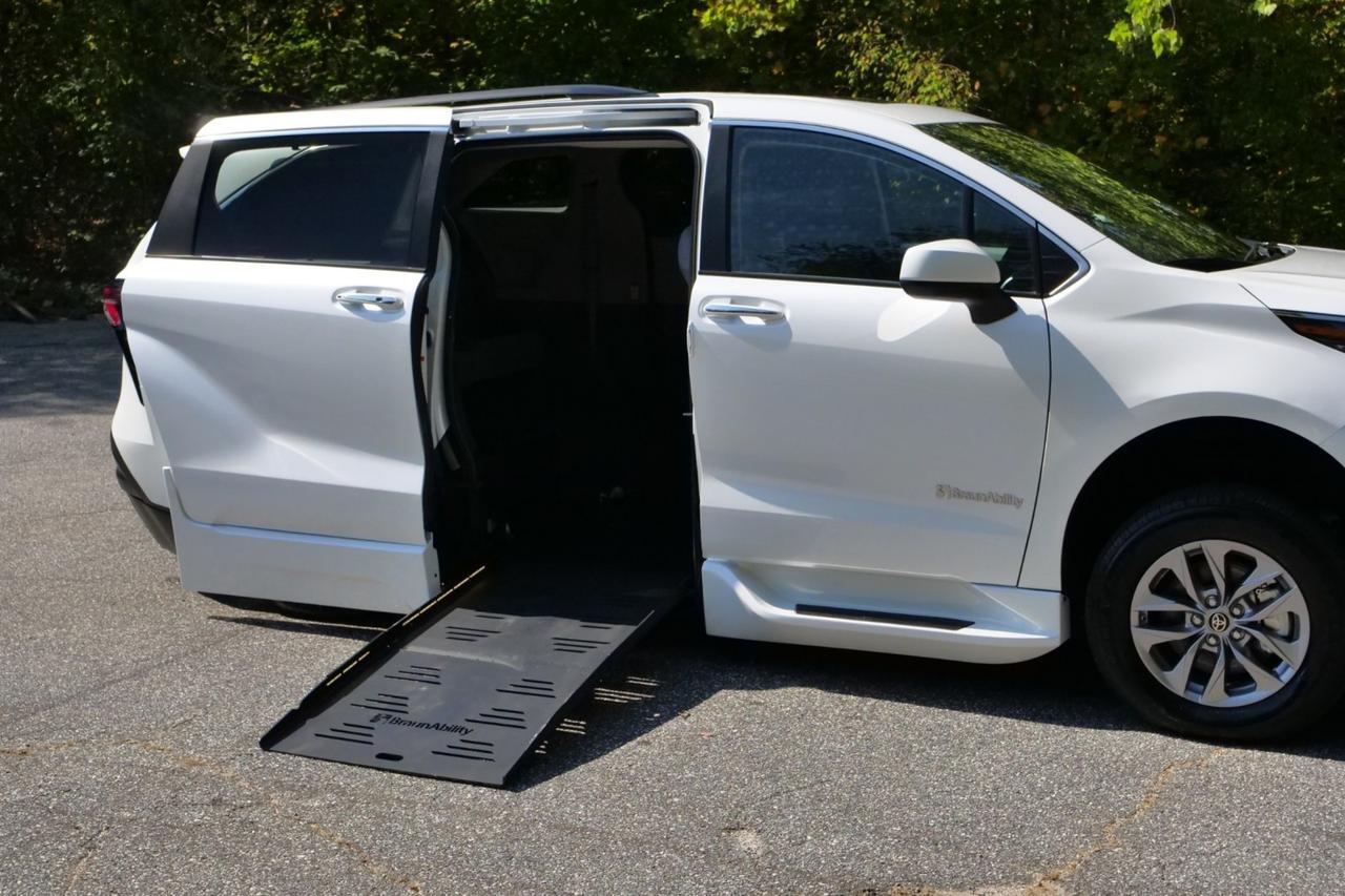 2024 Toyota Sienna XLE Plus / BraunAbility Wheelchair Accessible Van / Power Ramp Lincolnton NC