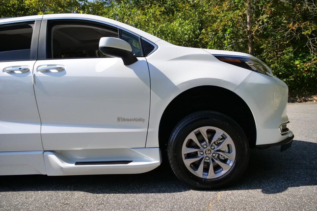 2024 Toyota Sienna XLE Plus / BraunAbility Wheelchair Accessible Van / Power Ramp Lincolnton NC