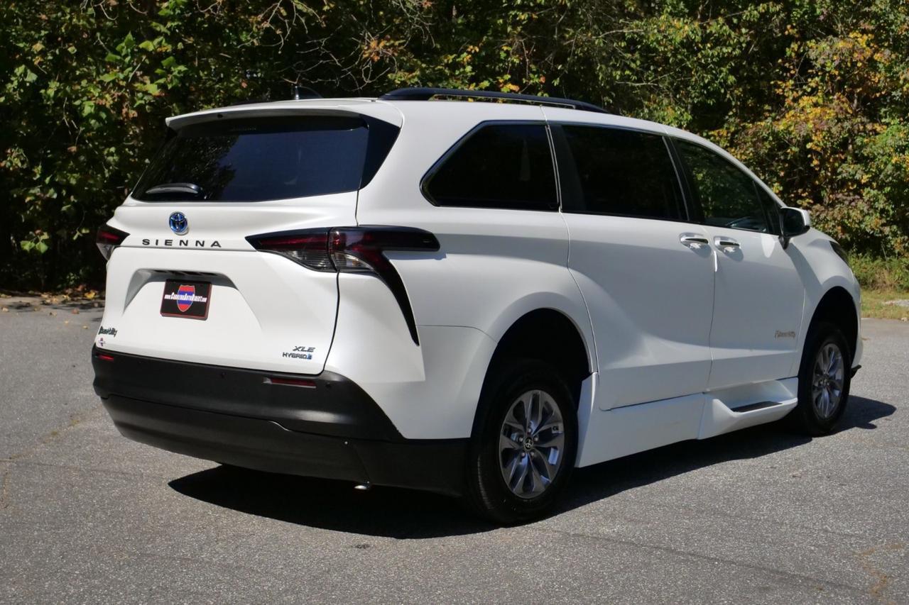 2024 Toyota Sienna XLE Plus / BraunAbility Wheelchair Accessible Van / Power Ramp Lincolnton NC