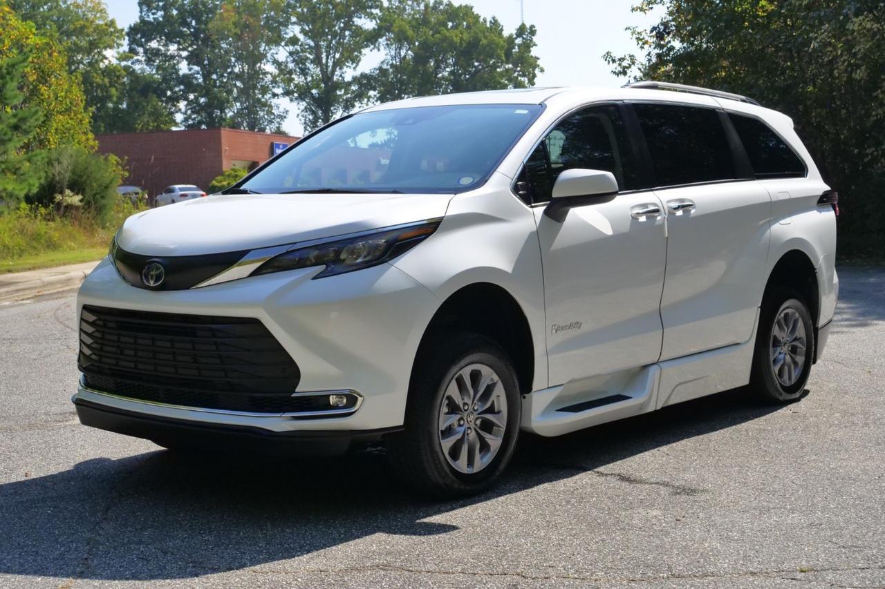 2024 Toyota Sienna XLE Plus / BraunAbility Wheelchair Accessible Van / Power Ramp Lincolnton NC