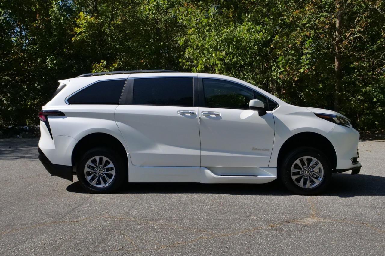 2024 Toyota Sienna XLE Plus / BraunAbility Wheelchair Accessible Van / Power Ramp Lincolnton NC
