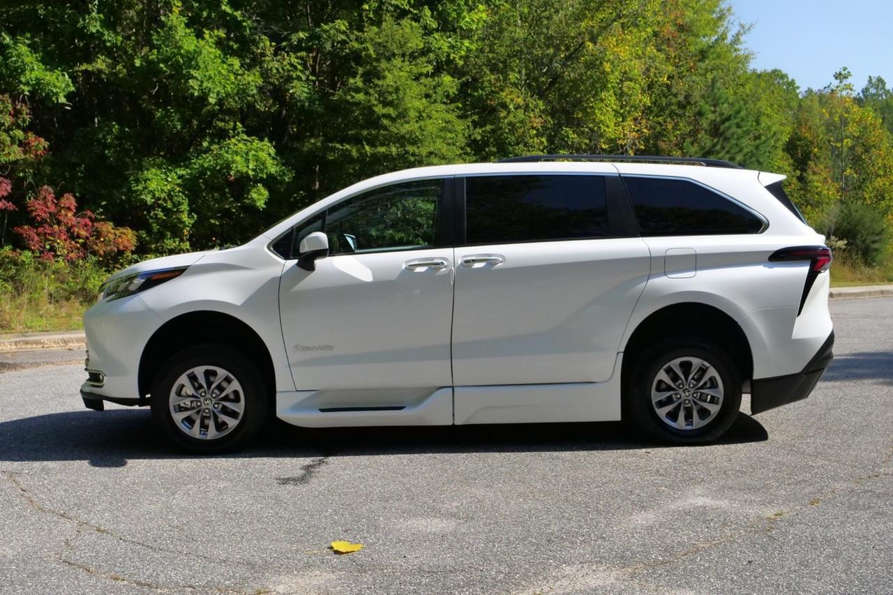 2024 Toyota Sienna XLE Plus / BraunAbility Wheelchair Accessible Van / Power Ramp Lincolnton NC