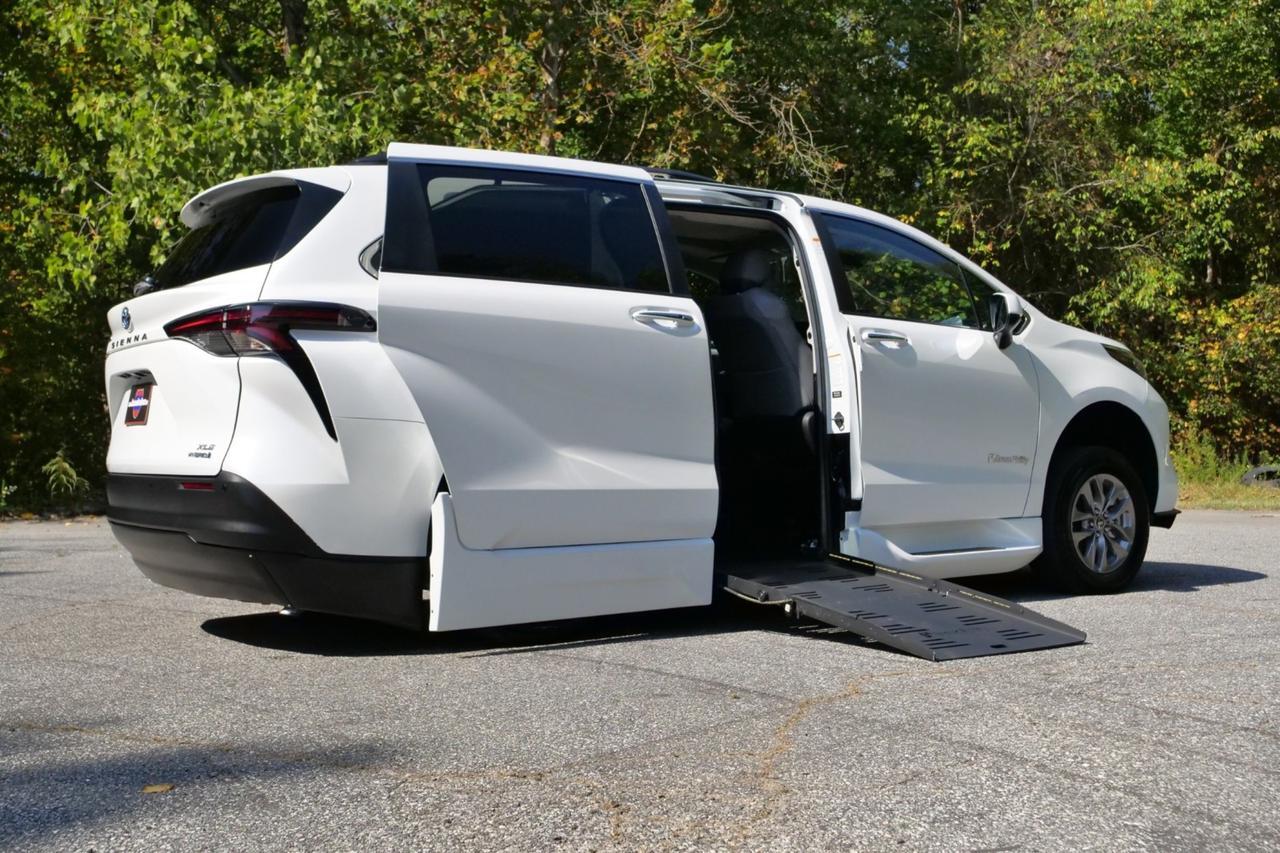 2024 Toyota Sienna XLE Plus / BraunAbility Wheelchair Accessible Van / Power Ramp Lincolnton NC