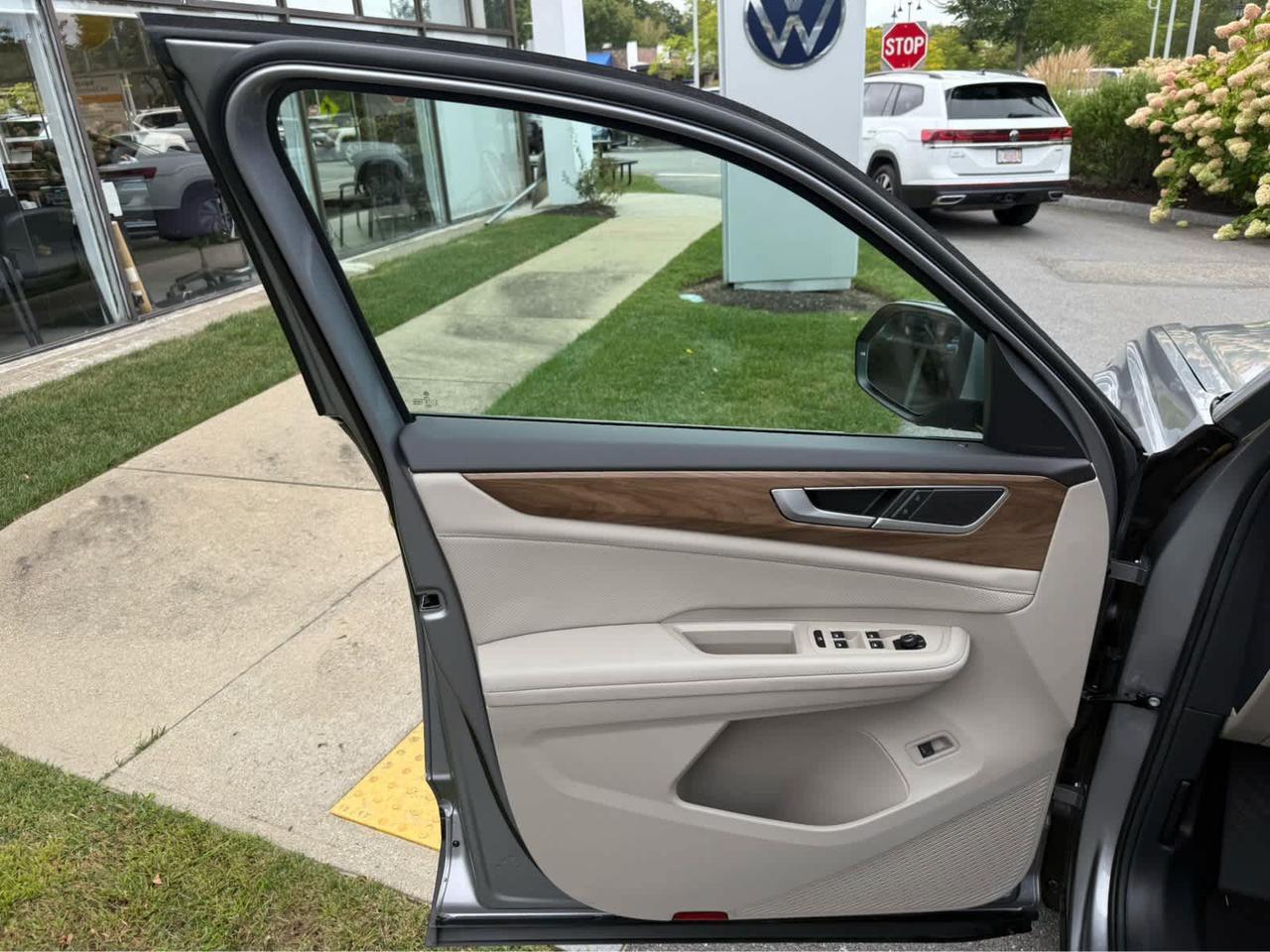 2024 Volkswagen Atlas 2.0T SE w/Technology Wellesley MA