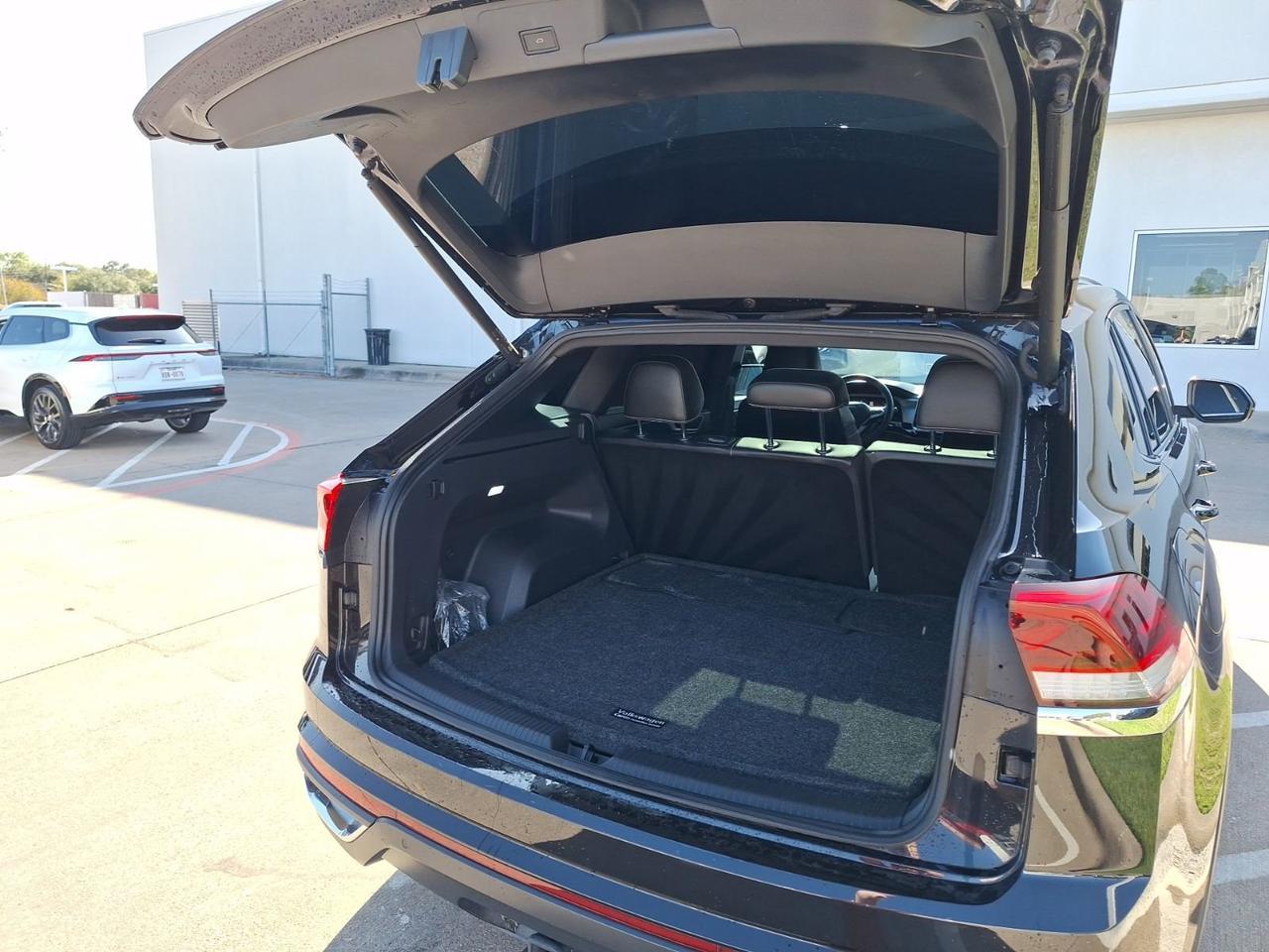 2024 Volkswagen Atlas Cross Sport 2.0T SE w/Technology Hurst TX