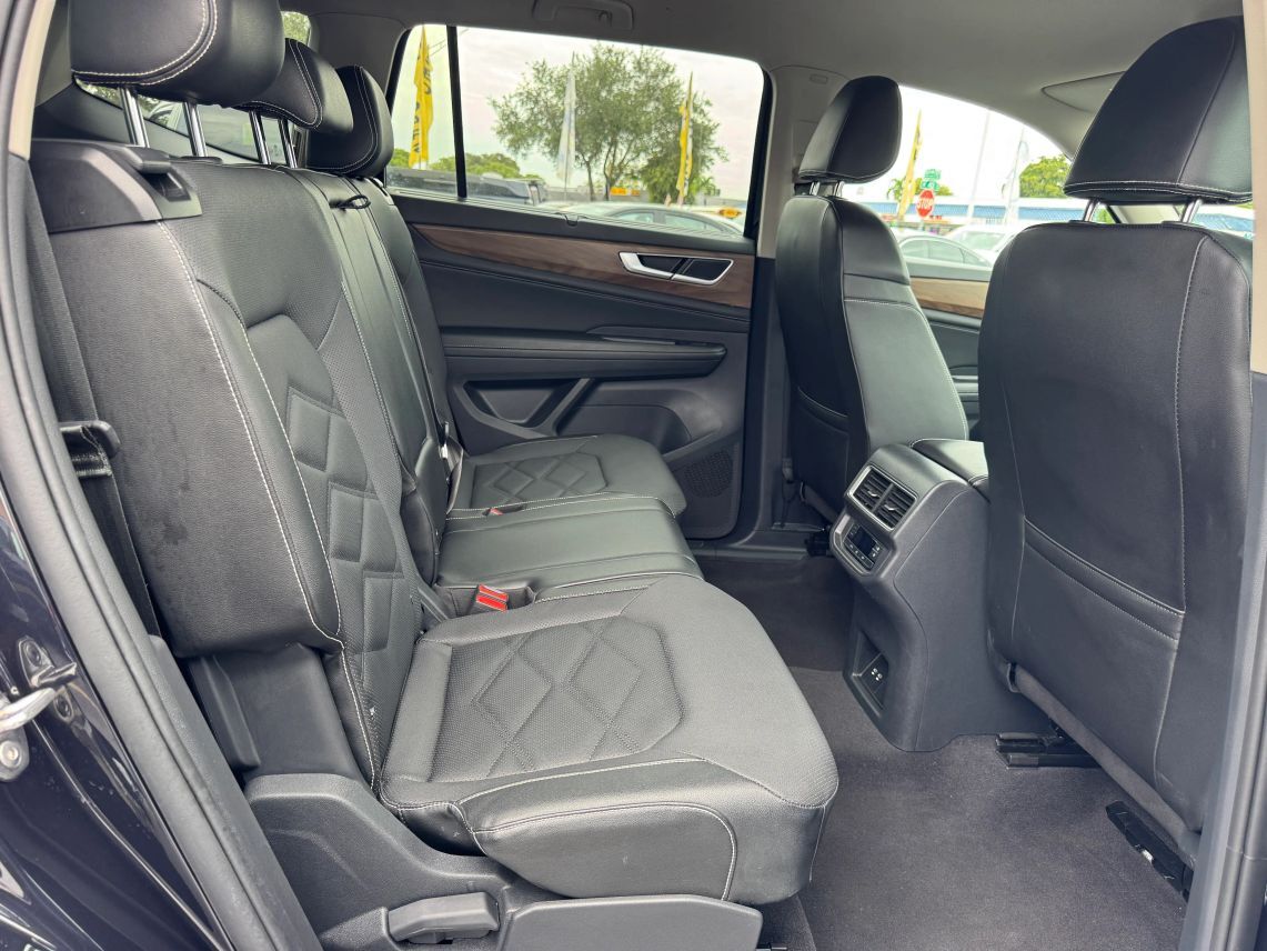 2024 Volkswagen Atlas SE w/Tech Pkg Sport Utility 4D