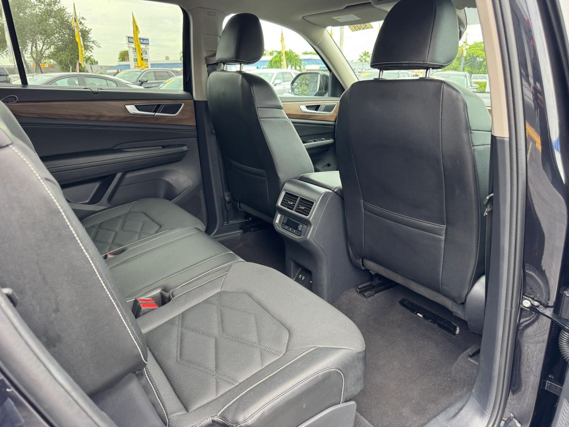 2024 Volkswagen Atlas SE w/Tech Pkg Sport Utility 4D