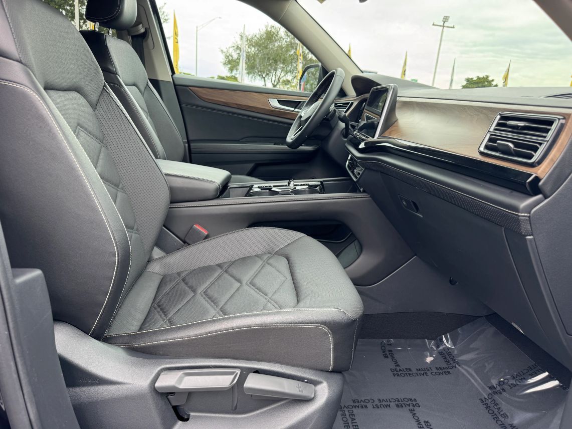 2024 Volkswagen Atlas SE w/Tech Pkg Sport Utility 4D