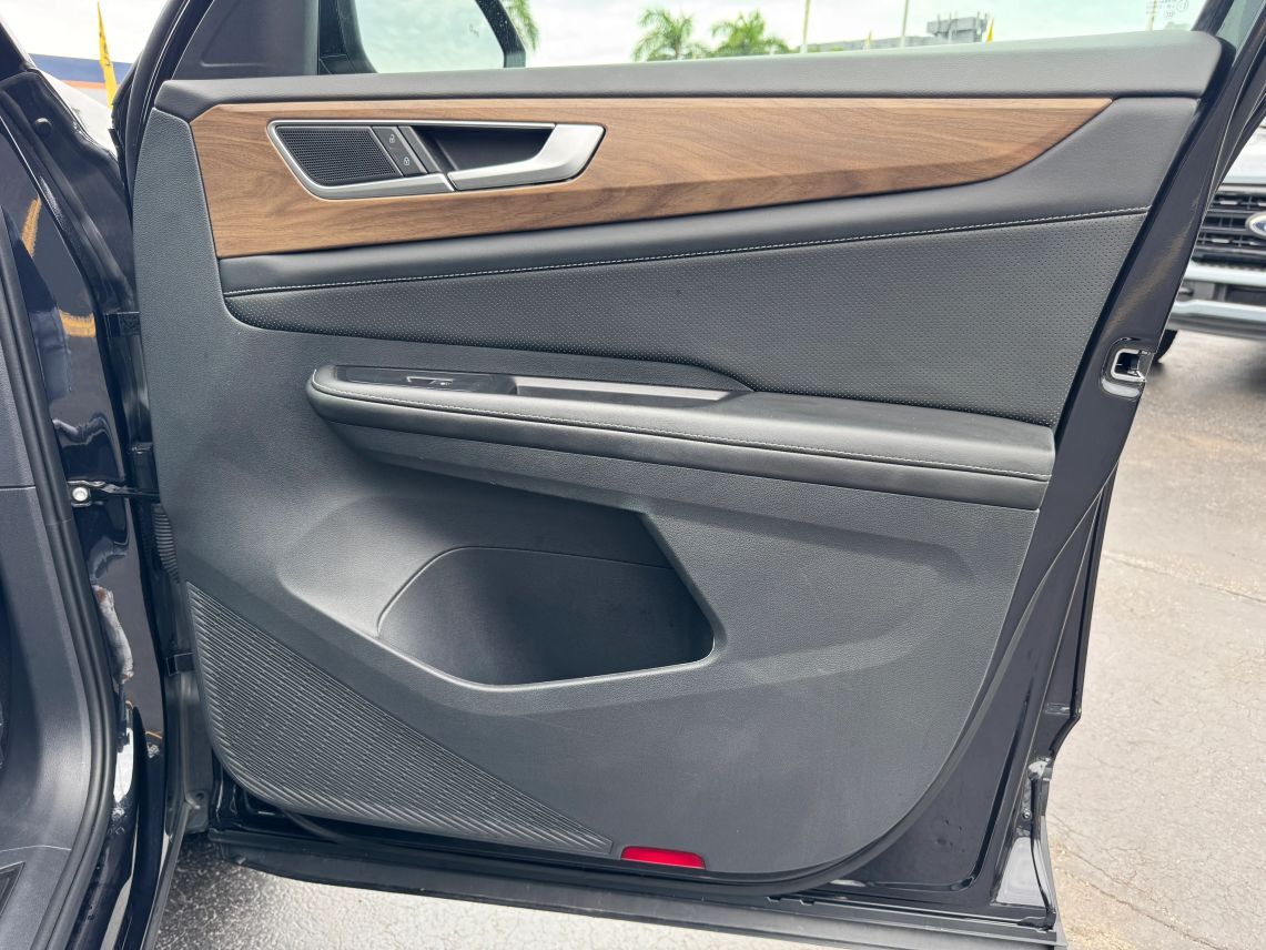 2024 Volkswagen Atlas SE w/Tech Pkg Sport Utility 4D