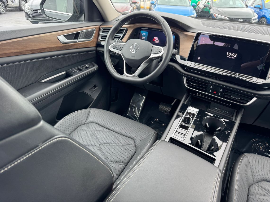 2024 Volkswagen Atlas SE w/Tech Pkg Sport Utility 4D