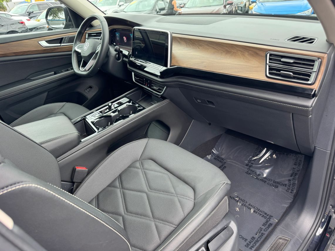 2024 Volkswagen Atlas SE w/Tech Pkg Sport Utility 4D