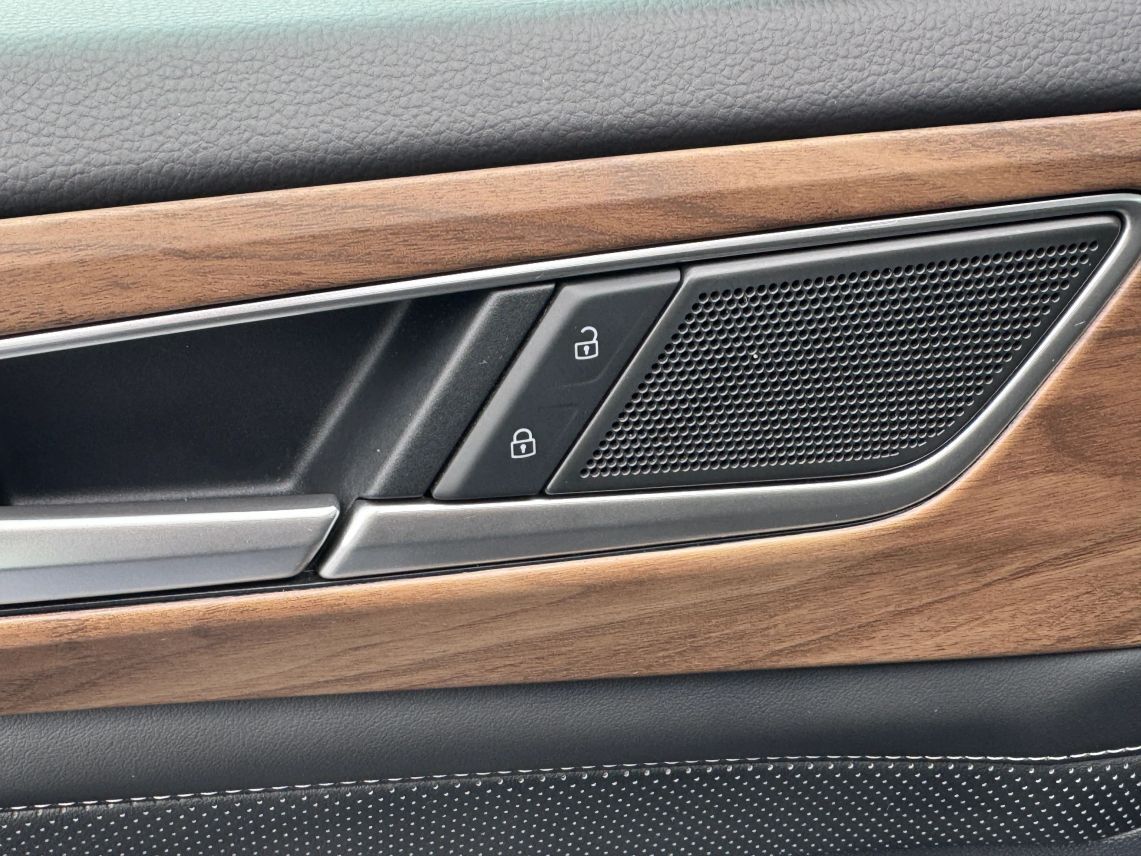 2024 Volkswagen Atlas SE w/Tech Pkg Sport Utility 4D