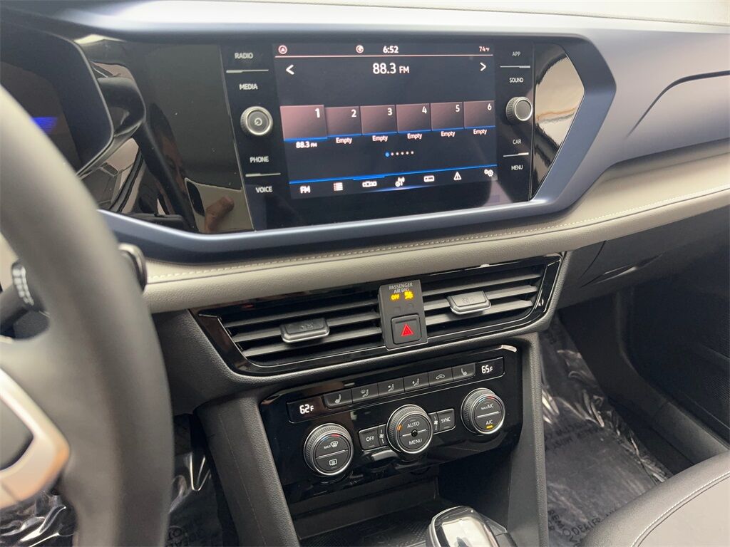2024 Volkswagen Taos 1.5T SE CAM,PANO,HTD STS,BLIND SPOT,18&quot; WLS Irving TX
