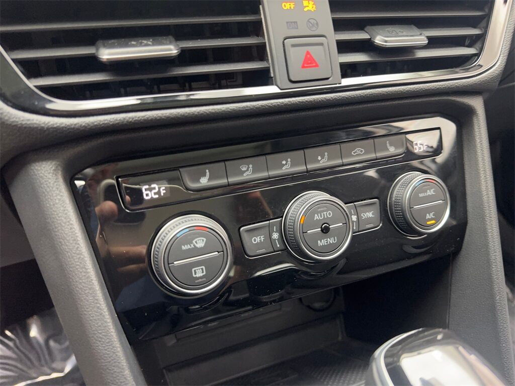 2024 Volkswagen Taos 1.5T SE CAM,PANO,HTD STS,BLIND SPOT,18&quot; WLS Irving TX