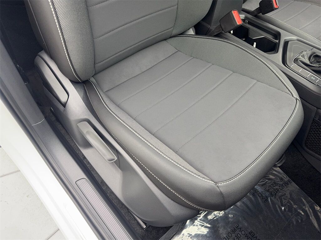 2024 Volkswagen Taos 1.5T SE CAM,PANO,HTD STS,BLIND SPOT,18&quot; WLS Irving TX
