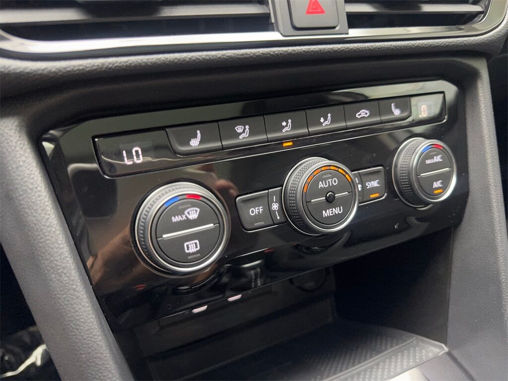 2024 Volkswagen Taos 1.5T SE CAM,PANO,HTD STS,BLIND SPOT,18&quot; WLS Irving TX