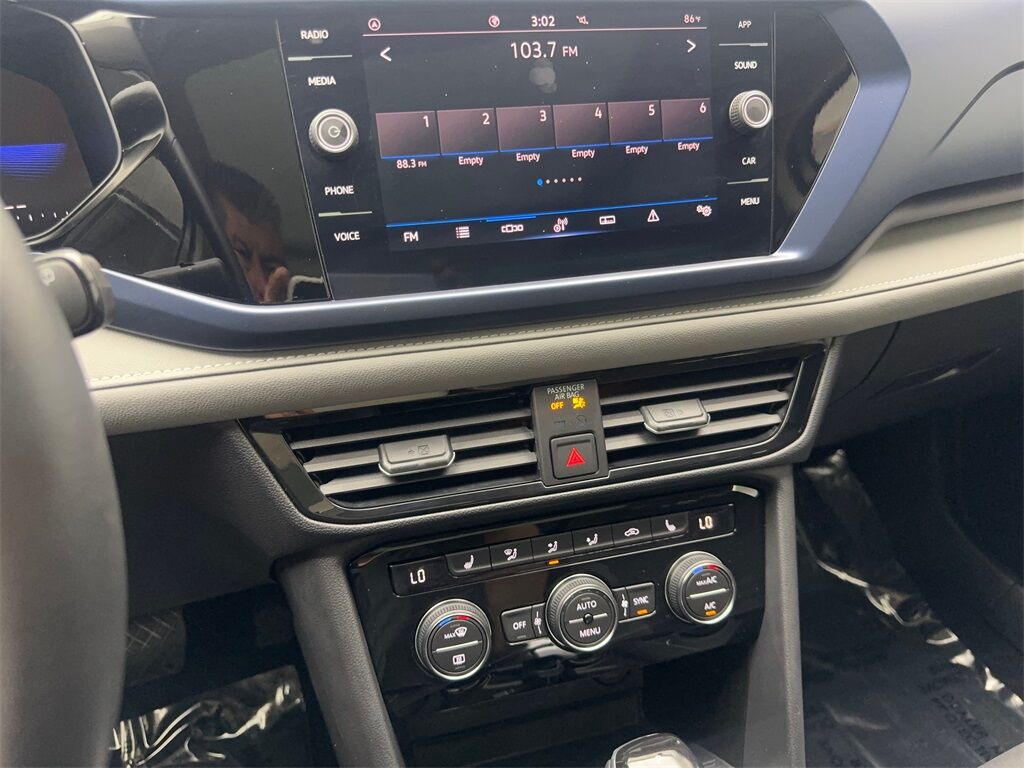 2024 Volkswagen Taos 1.5T SE CAM,PANO,HTD STS,BLIND SPOT,18&quot; WLS Irving TX