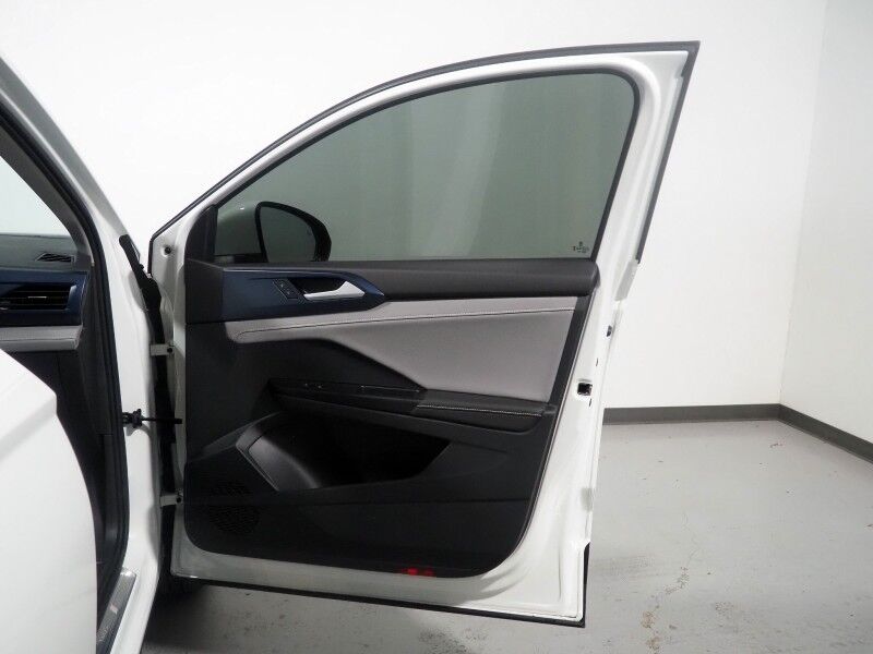 2024 Volkswagen Taos SE *ADAPTIVE CRUISE, SAFETY ALERTS, DIGITAL COCKPIT, BACKUP-CAMERA, COLOR TOUCHSCREEN, HEATED SEATS/STEERING, REMOTE START, KEYLESS ENTRY, WIRELESS CHARGING, ANDROID & APPLE Round Rock TX