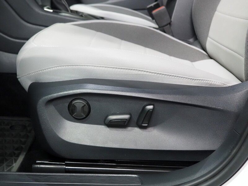 2024 Volkswagen Taos SE *PANORAMA MOONROOF, ADAPTIVE CRUISE, SAFETY ALERTS, DIGITAL COCKPIT, BACKUP-CAMERA, COLOR TOUCHSCREEN, HEATED SEATS/STEERING, REMOTE START, KEYLESS ENTRY, WIRELESS CHARGING, ANDROID & APPLE Round Rock TX