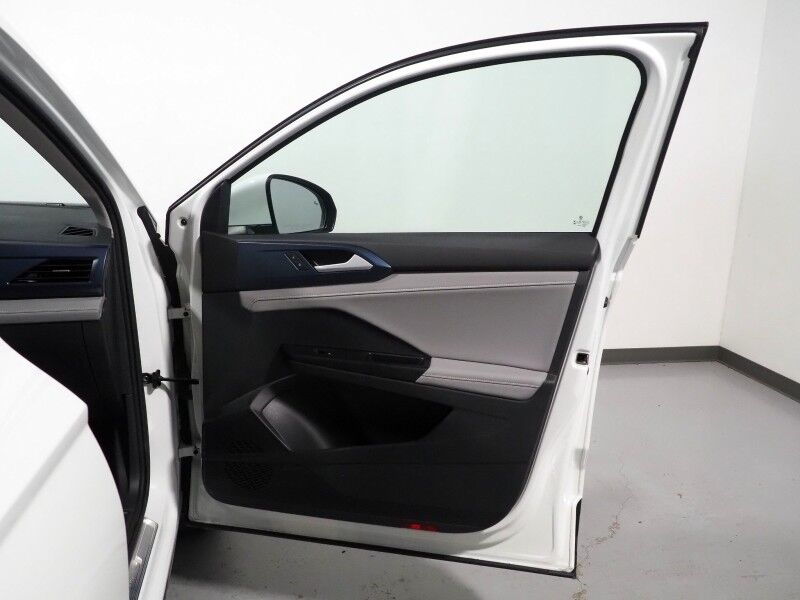 2024 Volkswagen Taos SE *PANORAMA MOONROOF, ADAPTIVE CRUISE, SAFETY ALERTS, DIGITAL COCKPIT, BACKUP-CAMERA, COLOR TOUCHSCREEN, HEATED SEATS/STEERING, REMOTE START, KEYLESS ENTRY, WIRELESS CHARGING, ANDROID & APPLE Round Rock TX