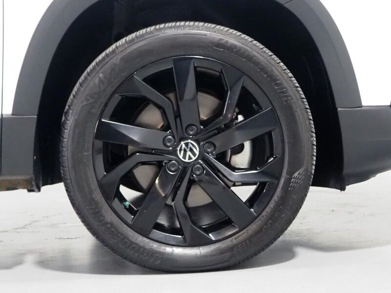 2024 Volkswagen Taos SE *PANORAMA MOONROOF, ADAPTIVE CRUISE, SAFETY ALERTS, DIGITAL COCKPIT, BACKUP-CAMERA, COLOR TOUCHSCREEN, HEATED SEATS/STEERING, REMOTE START, KEYLESS ENTRY, WIRELESS CHARGING, ANDROID & APPLE Round Rock TX