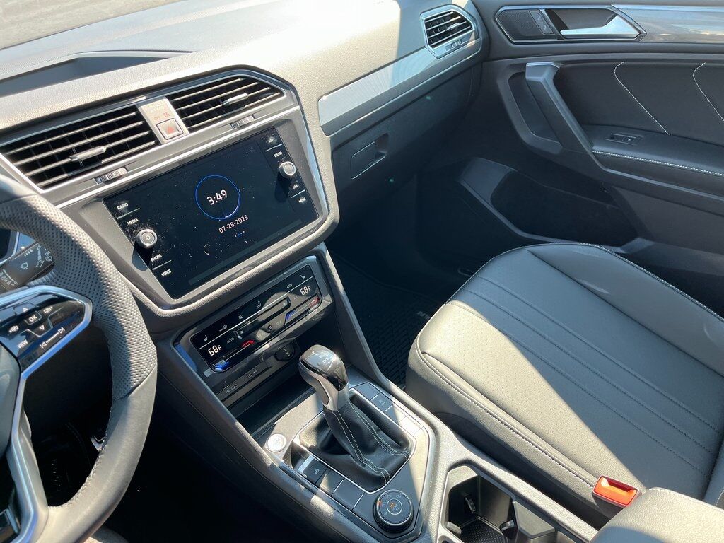 2024 Volkswagen Tiguan 2.0T SE R-Line Black Green Bay WI