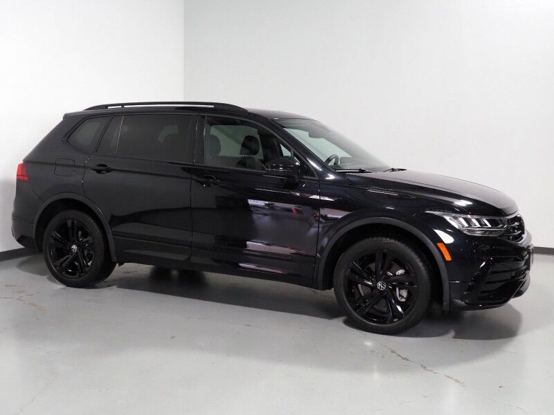 2024 Volkswagen Tiguan SE R-Line Black *ADAPTIVE CRUISE, SAFETY ALERTS, BACKUP-CAMERA, COLOR TOUCHSCREEN, PANORAMA MOONROOF, HEATED SEATS, POWER LIFTGATE, REMOTE START, 19 INCH ALLOYS, WIRELESS CHARGING, ANDROID & APPLE